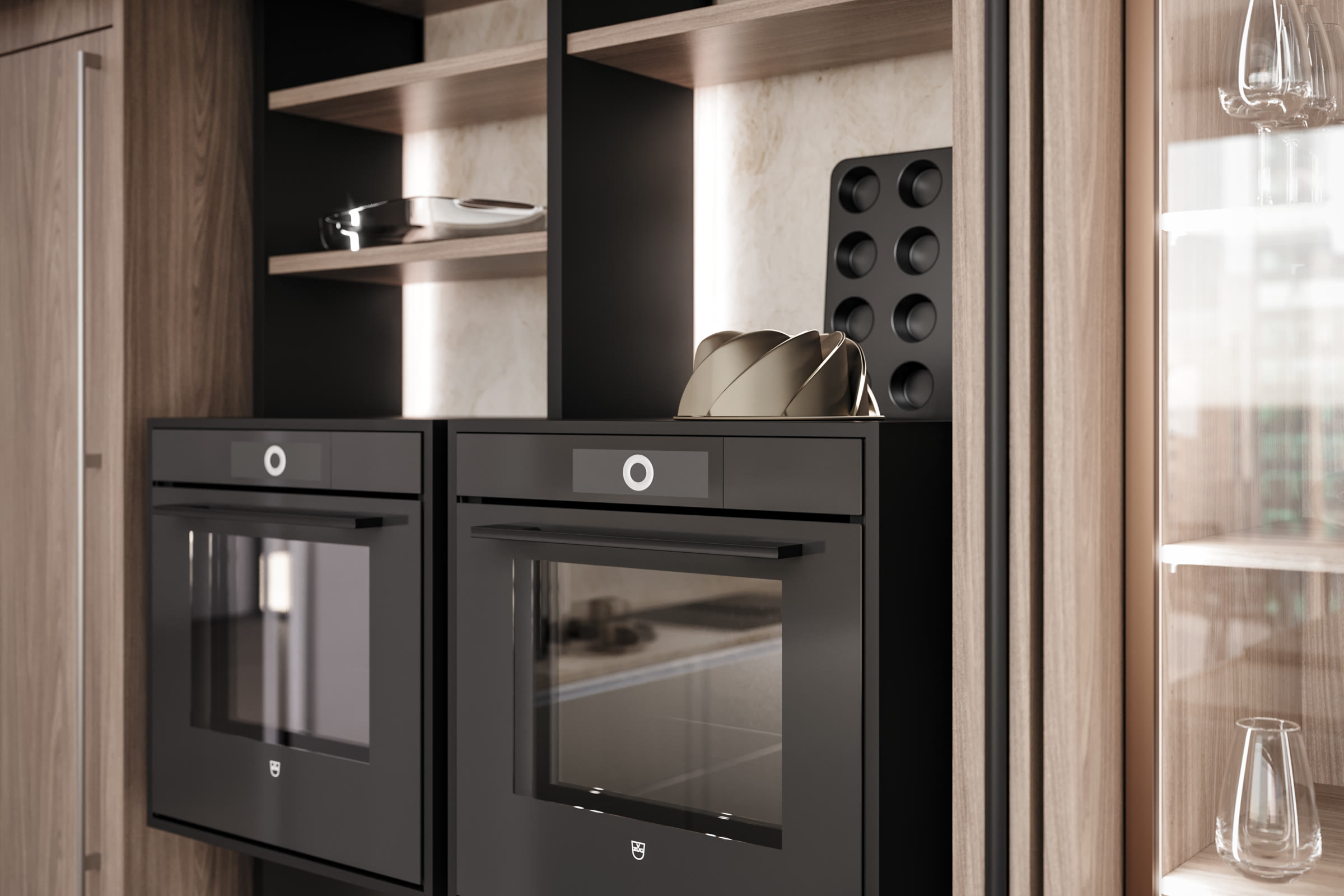 Hoge LEICHT kastenwand met twee ingebouwde ovens en verlichte open vakken met glaswerk en servies