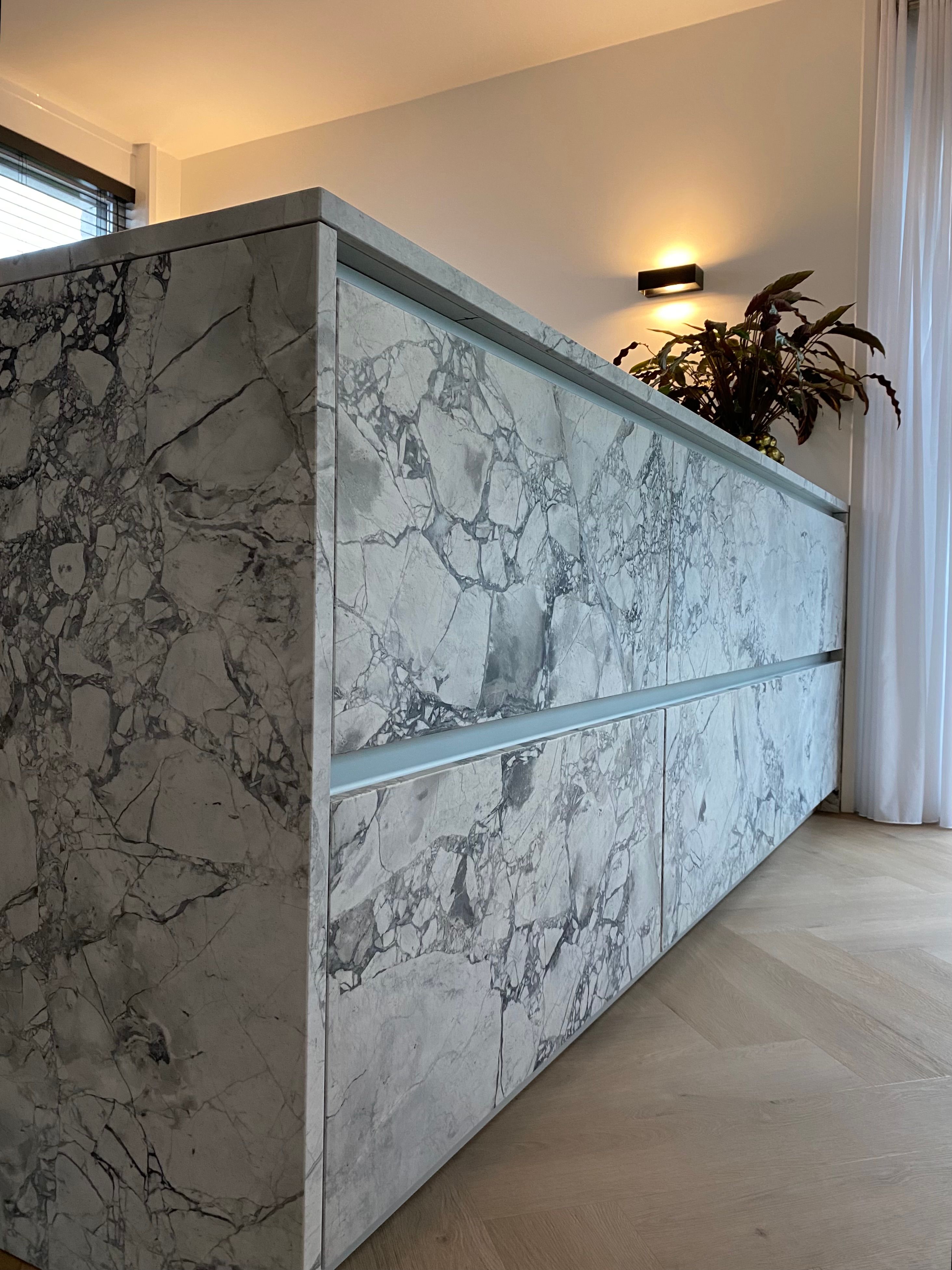 Materiaaldetail: adering van White Fantasy natuursteen van dichtbij