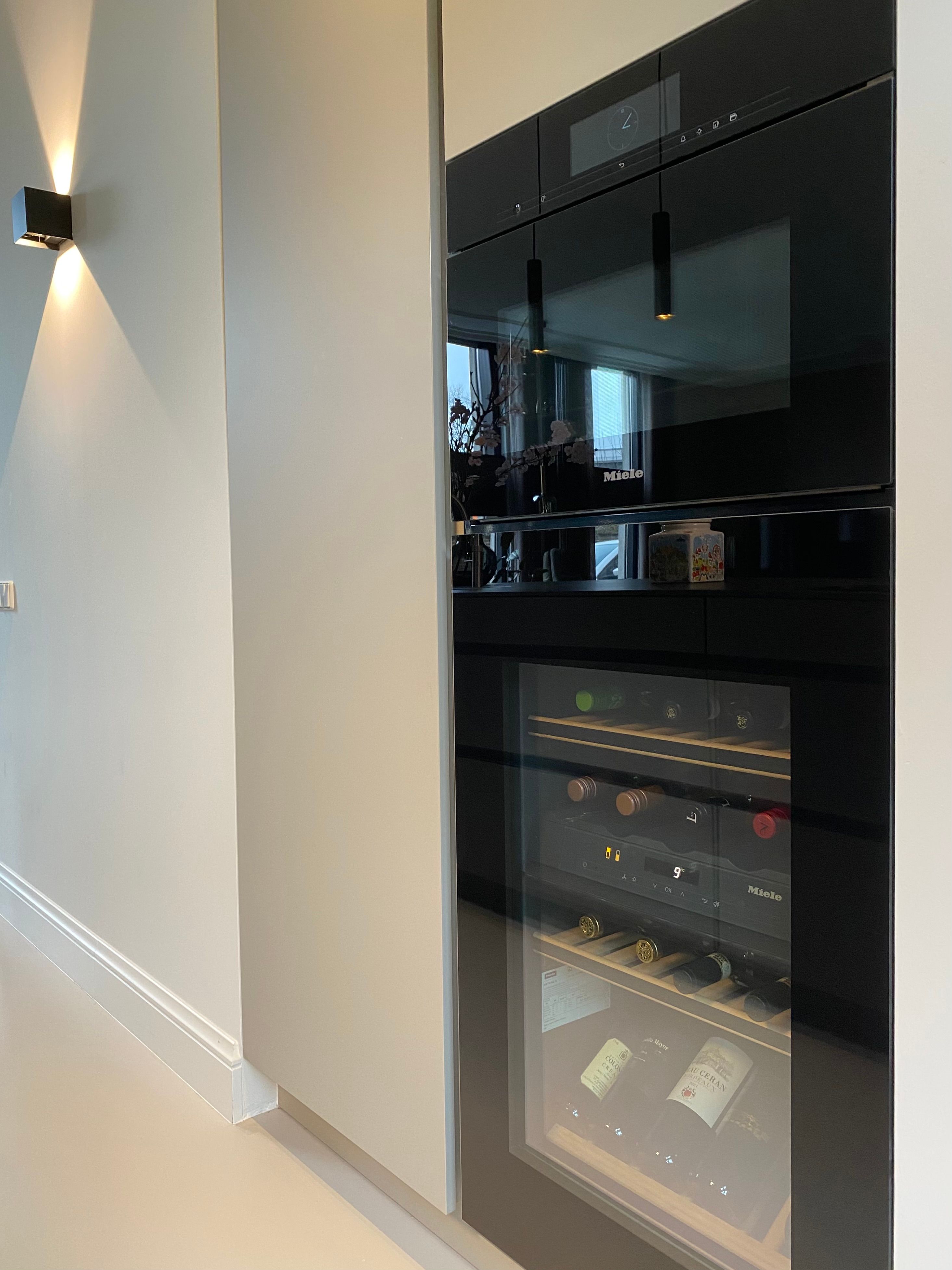 Miele combistoomoven en wijnklimaatkast in de hoge kastenwand