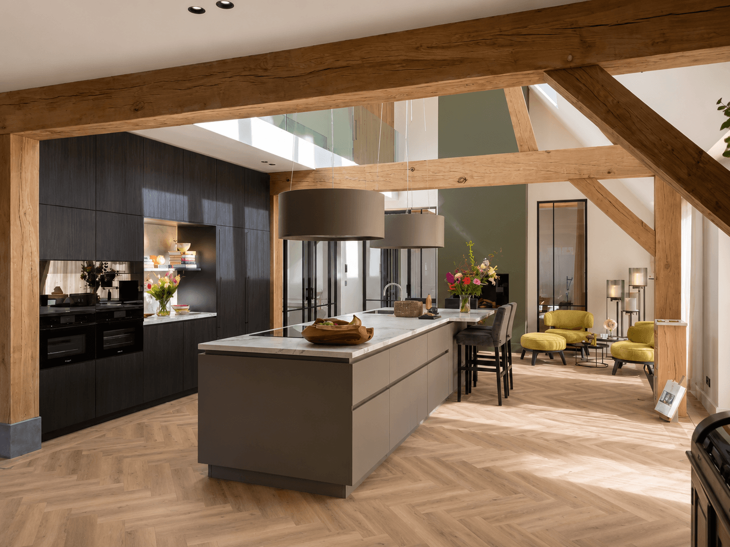 Maatwerk moderne designkeuken in een woonboerderij met fossielgrijze Fenix-fronten en een marmerlook keramiek werkblad, geleverd door Wildhagen