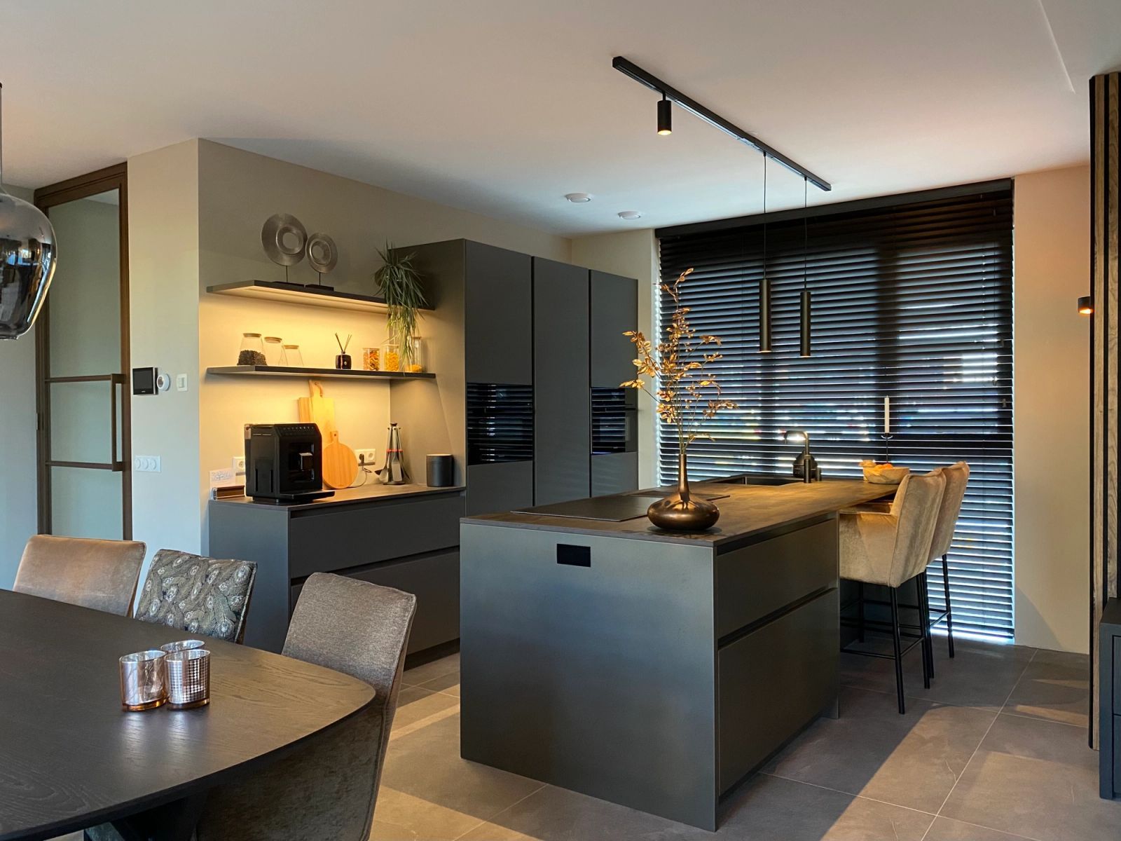 Donker kook- en spoeleiland met Dekton-werkblad in Radium