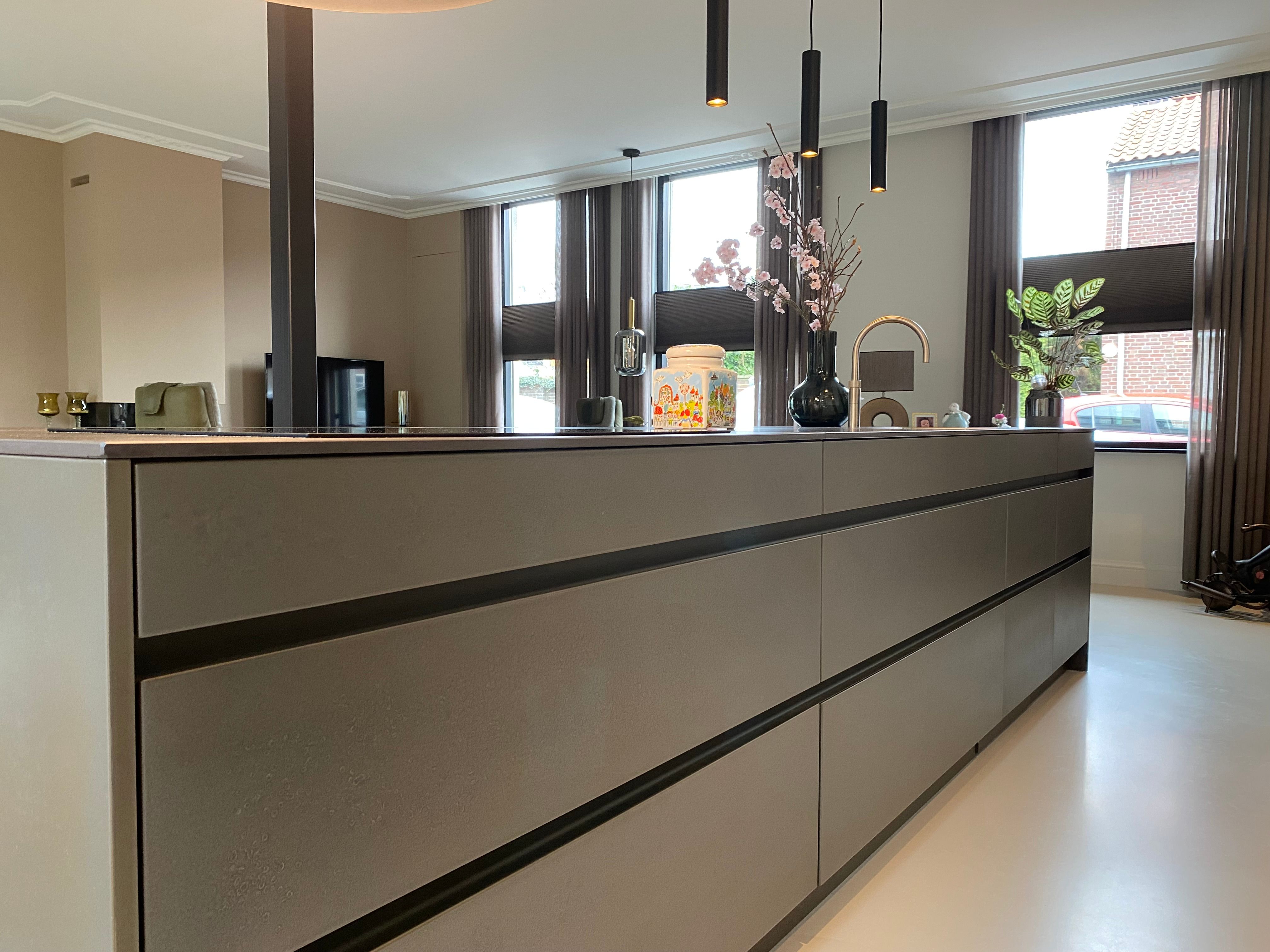 Greeploos donker eiland met Dekton-werkblad in Radium