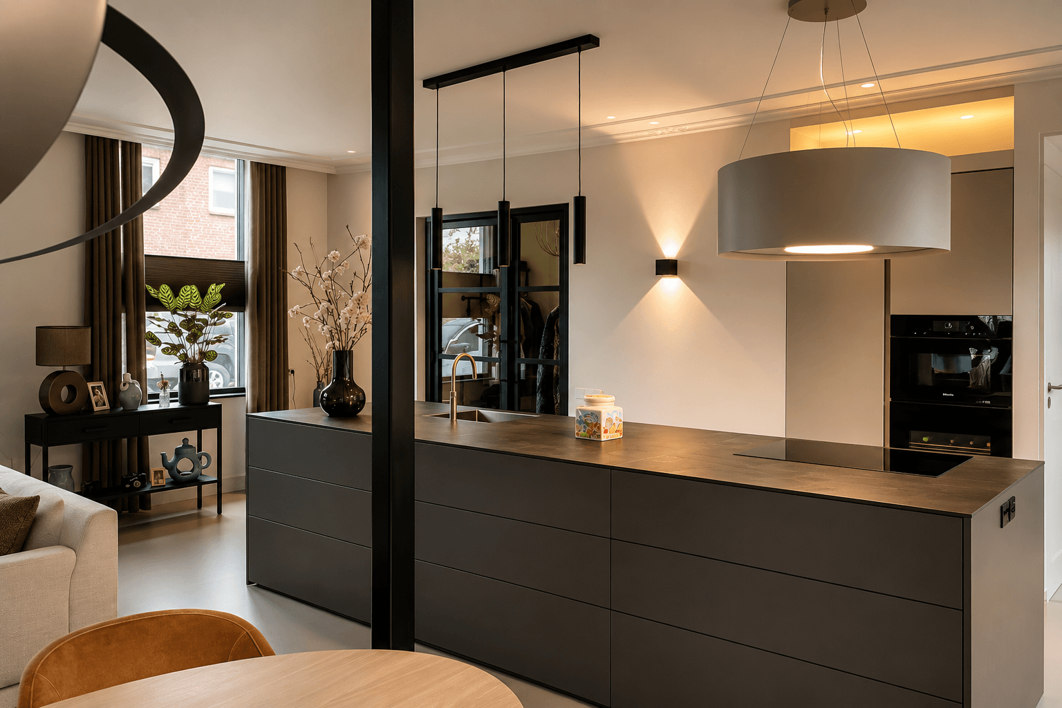 Maatwerk designkeuken met een greeploos donker eiland en olijfgrijze hoge kasten, geleverd door Wildhagen